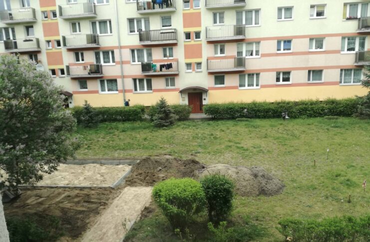 Budowa mini placu zabaw przy Okrzei 5