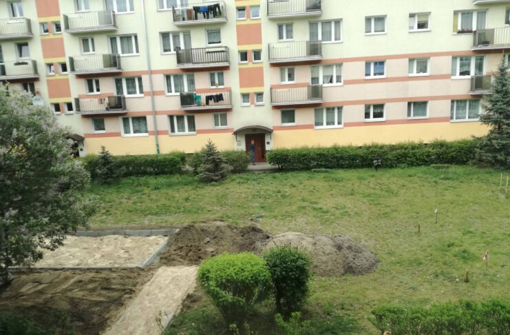 Budowa mini placu zabaw przy Okrzei 5