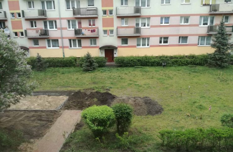 Budowa mini placu zabaw przy Okrzei 5