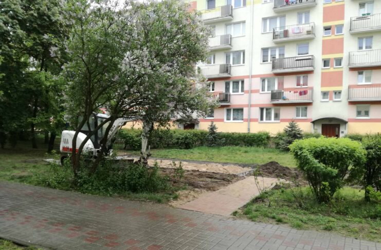 Budowa mini placu zabaw przy Okrzei 5