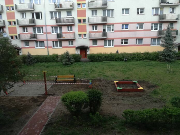 Mini plac zabaw przy Okrzei 5