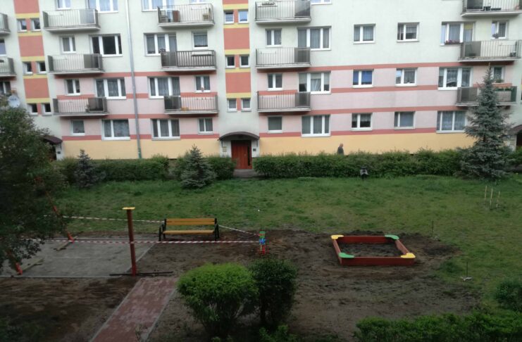 Budowa mini placu zabaw przy Okrzei 5