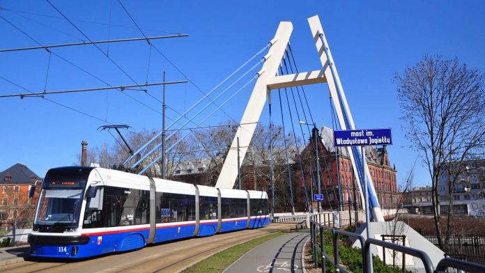 Tramwaj-z-dworca-glownego Tramwaj do dworca PKP Bydgoszcz Główna fot. R. Sawicki / www.bydgoszcz.pl