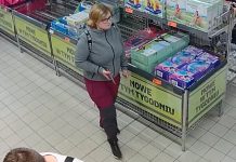 Kradzież w Biedronce na Kossaka – przywłaszczyła telefon – teraz policjanci ją poszukują kradzież w Biedronce na Kossaka