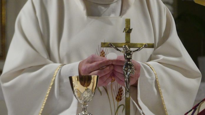 priest-3621038_1920 Kolęda 2023/24 - Kolęda 2023/2024