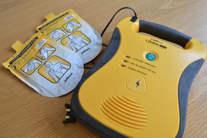 aed-720641_1920 Defibrylator AED - trwa zbiórka na urządzenie