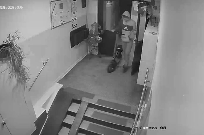 Kradzież hulajnogi przy ul. Szubińskiej Kradzież hulajnogi przy ul. Szubińskiej