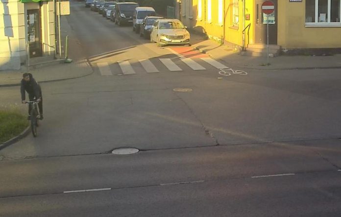 Poszukiwany rowerzysta - uszkodził samochód marki Nissan Poszukiwany rowerzysta - uszkodził samochód marki Nissan